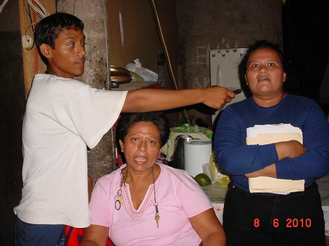 Familia Tamariz fue dejada solo con sus ropas